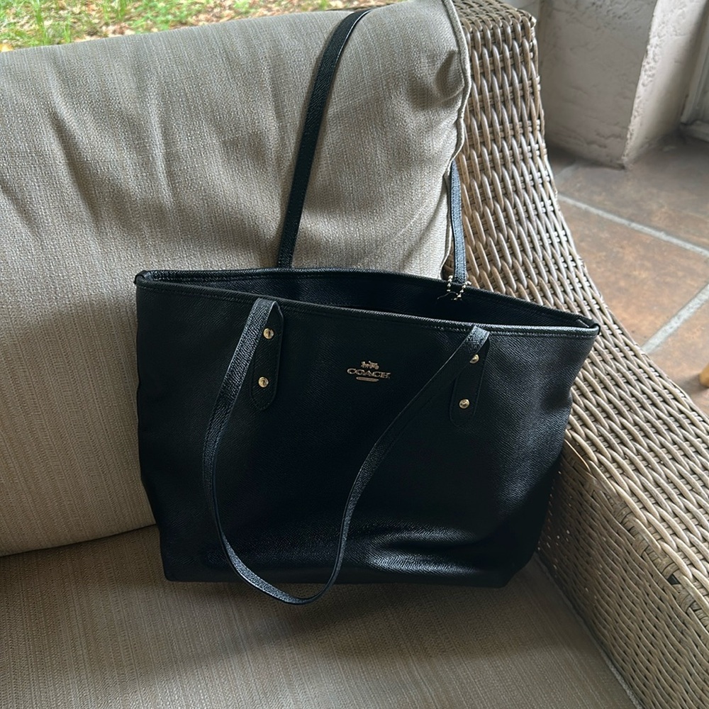 Black Signature Coach shoulder strap Purse. Great condition. Gold hardware.